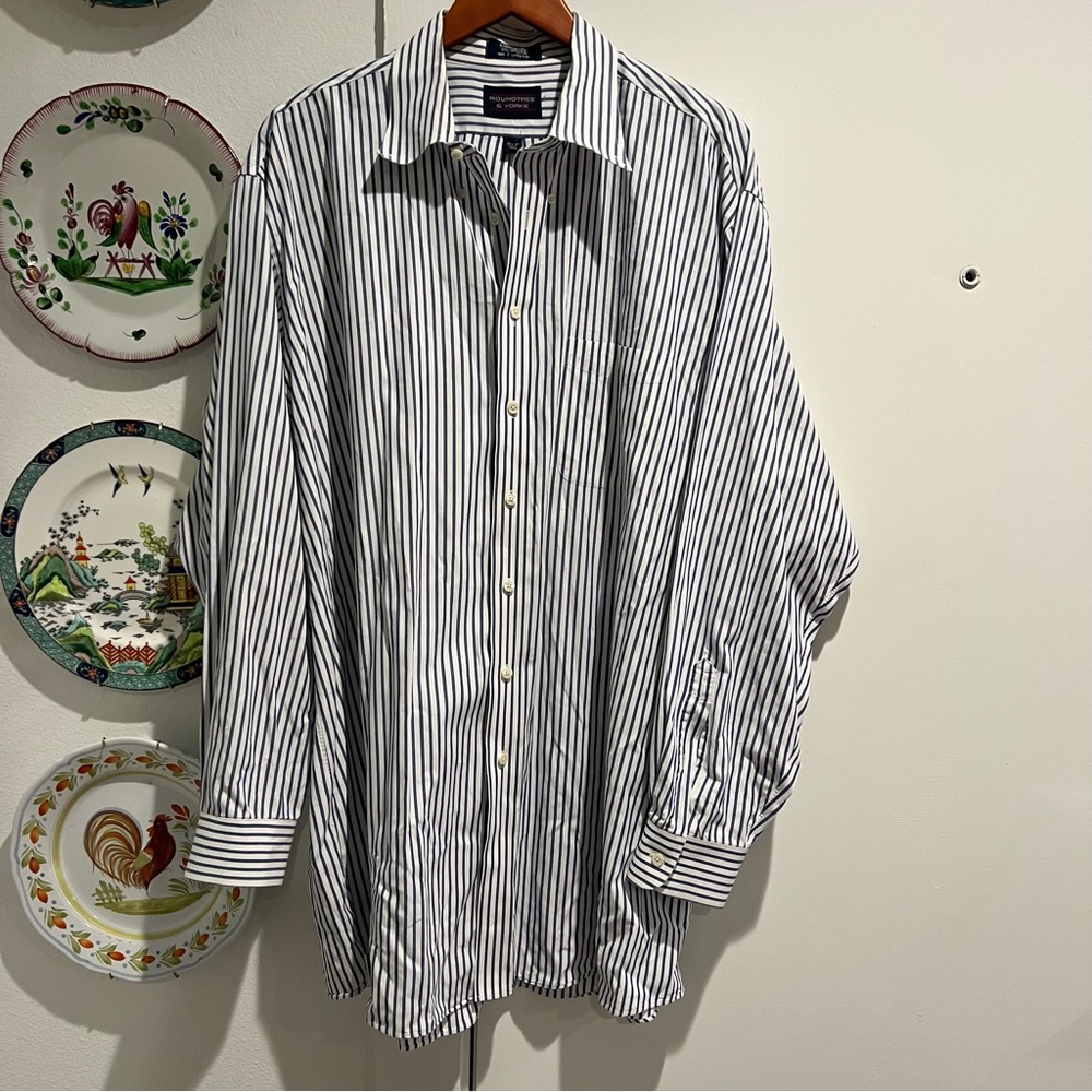Roundtree and Yorke White and Blue Oversized Button Down